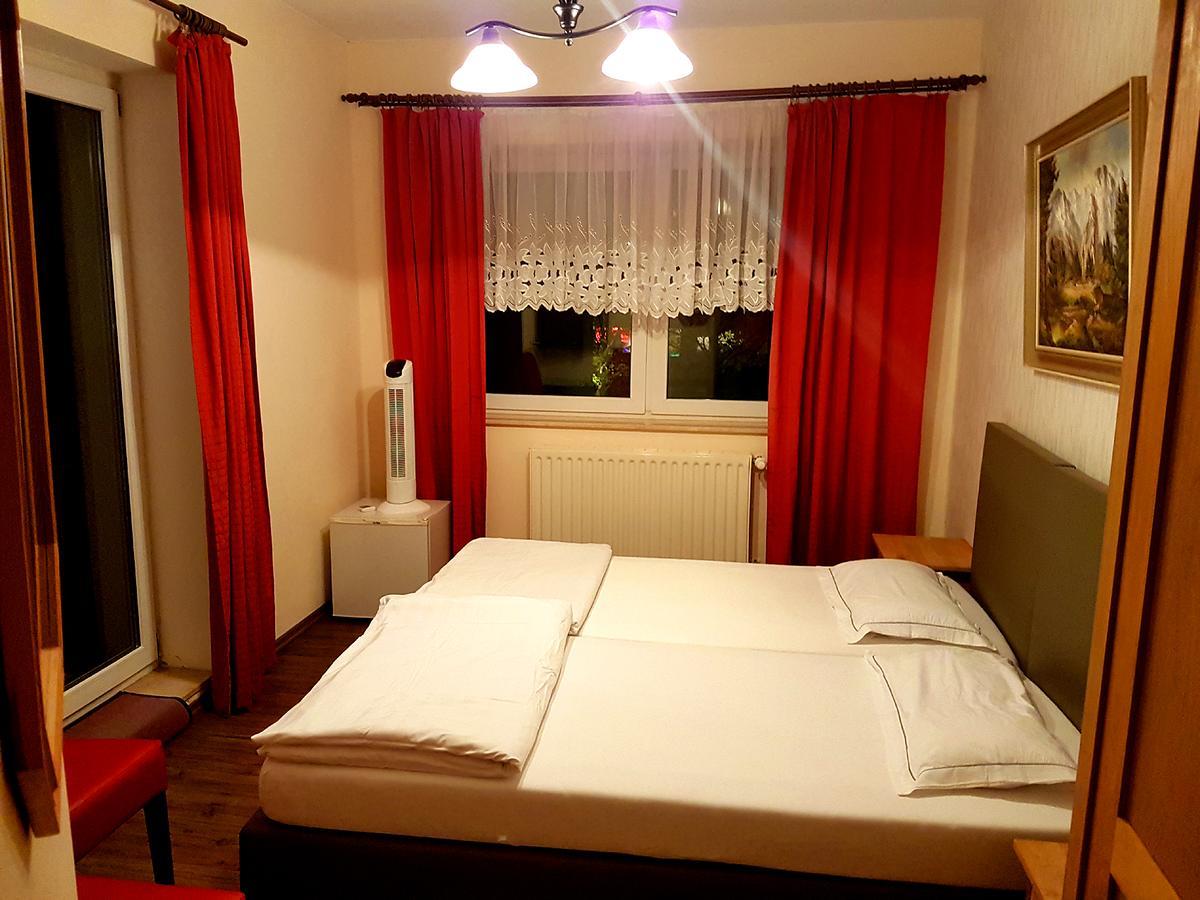 Pension Balkan Eisenhuettenstadt Exterior photo